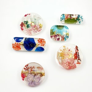 Pressed flowers resin floral brooch, Spring botanical brooch, Dried flowers brooch, Nature resin brooch, clothes accessories