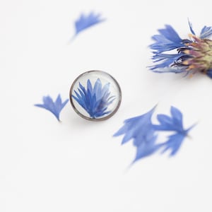 Blue cornflower pin - Botanical resin brooch badge