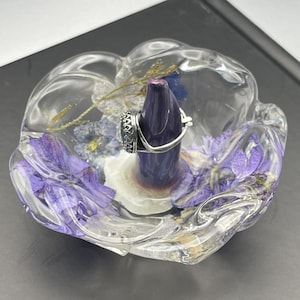 Resin Flower Shaped Ring Holder with Real Pressed Purple Flowers – Elegant Holder for Jewelry and Trinkets | Handmade Gift