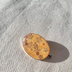 Vintage Floral Resin Brooch • Oval Pressed Flower Pin • Retro Jewelry • Gold Tone Screw Back • 1950s Style Gift Idea